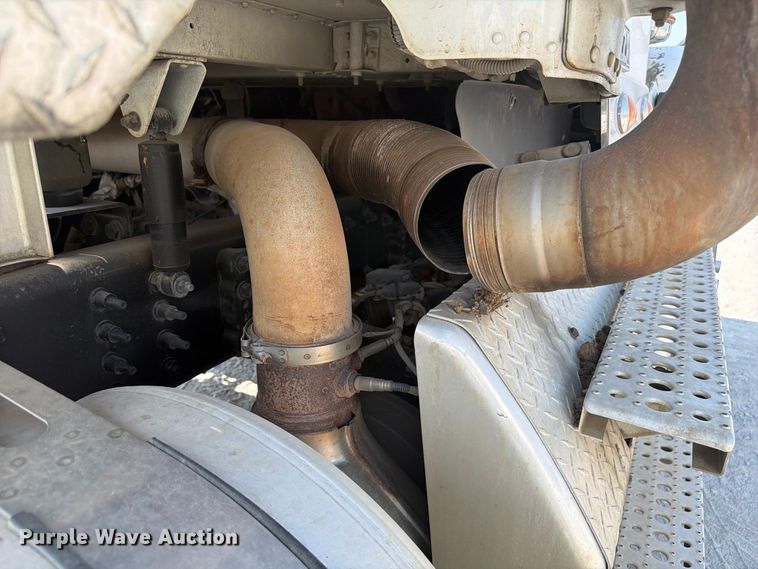 image for item YA5162 2020 Freightliner SD122 semi truck