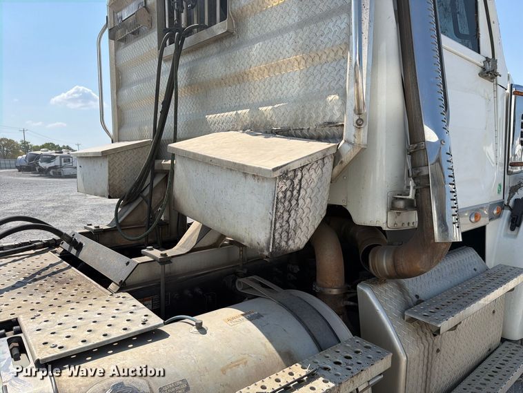 image for item YA5162 2020 Freightliner SD122 semi truck