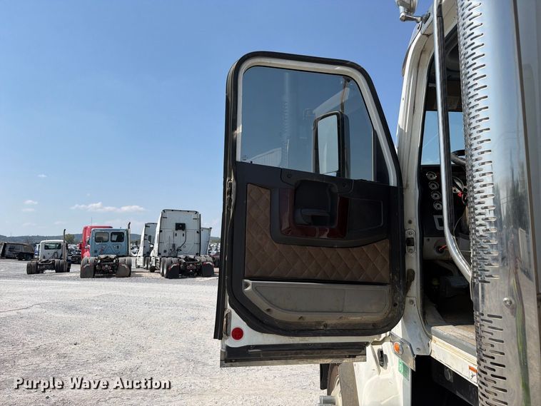 image for item YA5162 2020 Freightliner SD122 semi truck