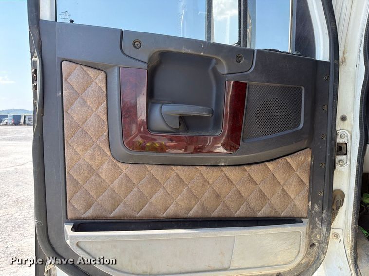 image for item YA5162 2020 Freightliner SD122 semi truck