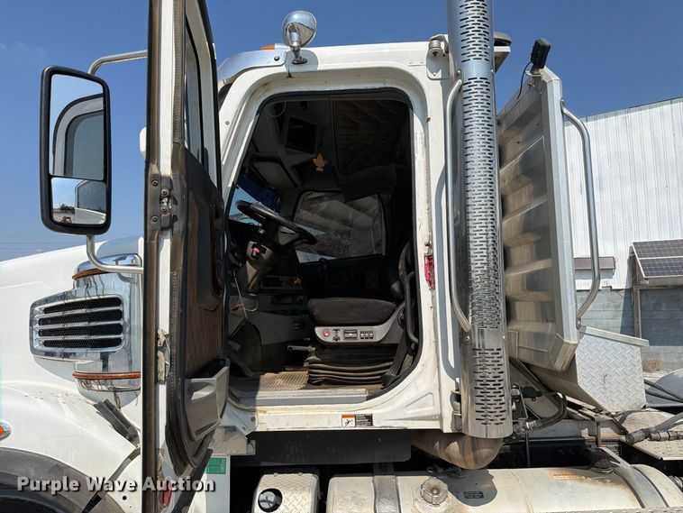 image for item YA5162 2020 Freightliner SD122 semi truck