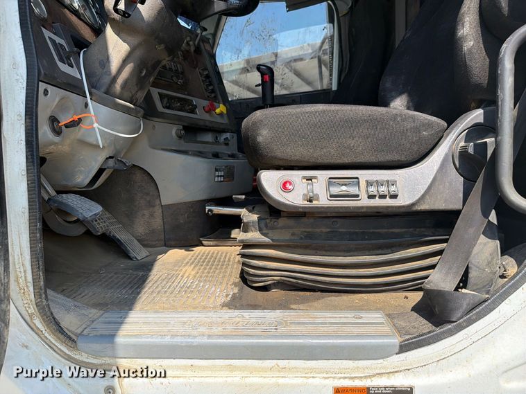 image for item YA5162 2020 Freightliner SD122 semi truck