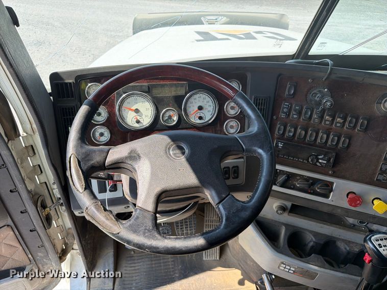 image for item YA5162 2020 Freightliner SD122 semi truck