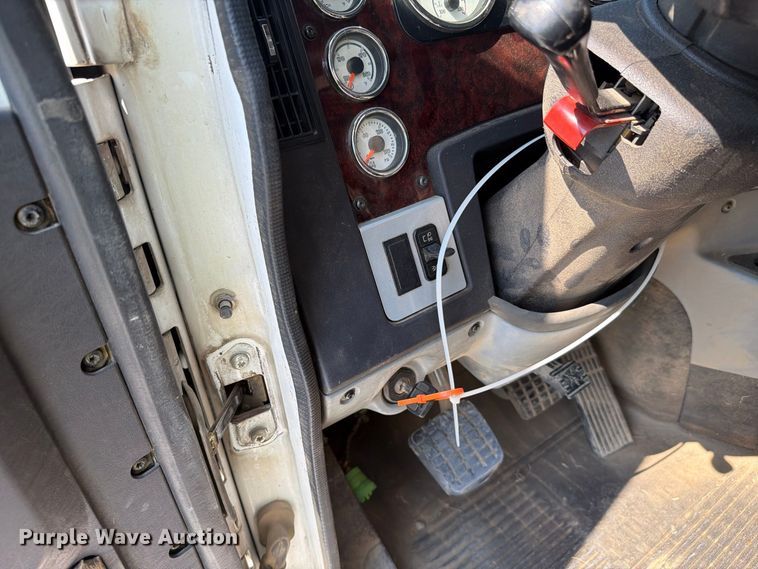 image for item YA5162 2020 Freightliner SD122 semi truck