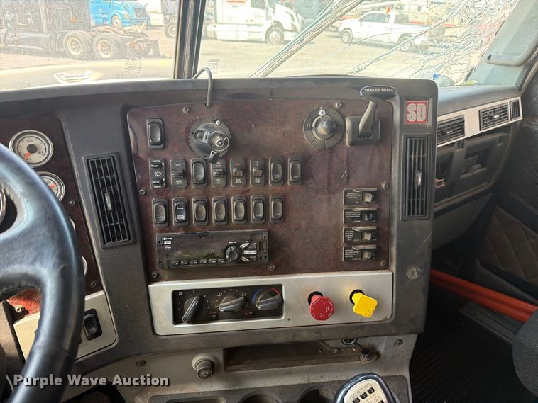 image for item YA5162 2020 Freightliner SD122 semi truck
