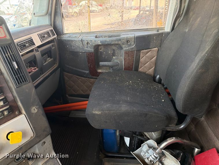 image for item YA5162 2020 Freightliner SD122 semi truck