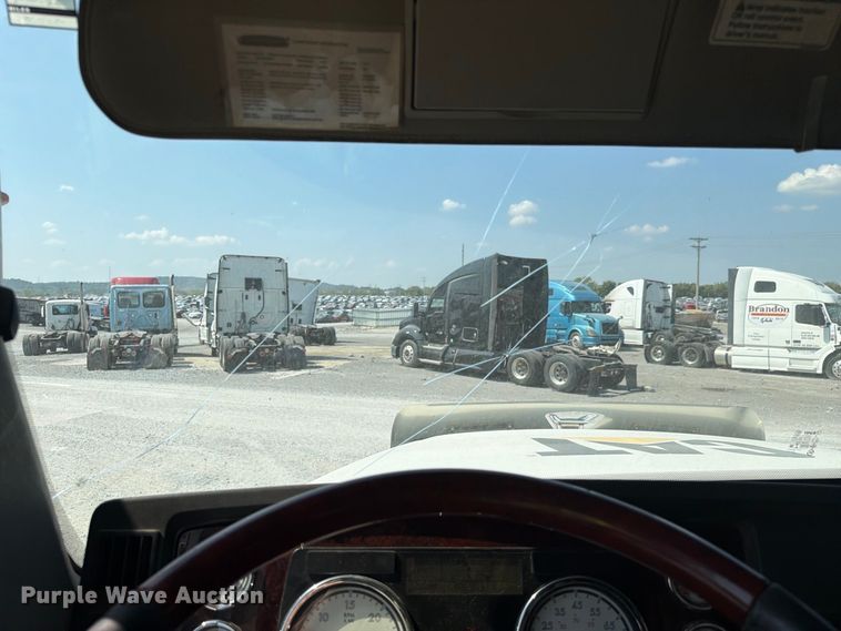 image for item YA5162 2020 Freightliner SD122 semi truck