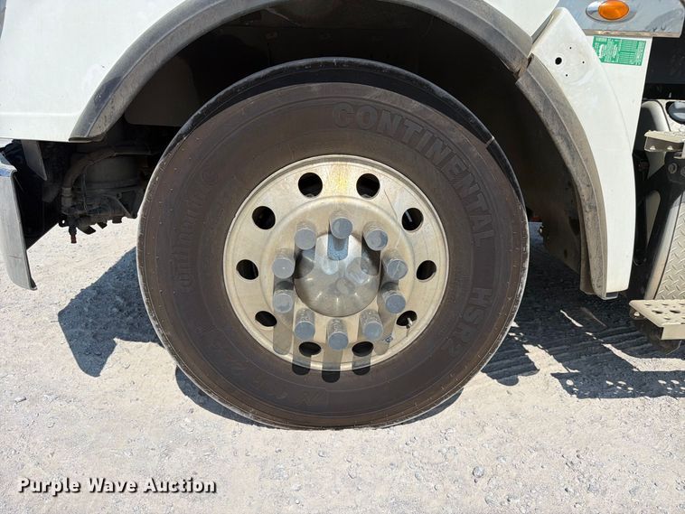 image for item YA5162 2020 Freightliner SD122 semi truck