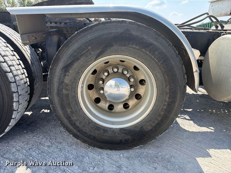 image for item YA5162 2020 Freightliner SD122 semi truck