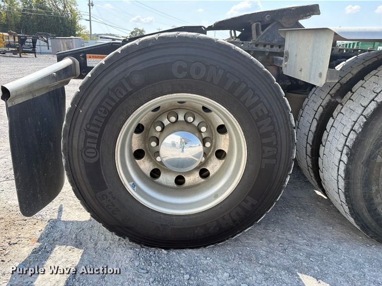 image for item YA5162 2020 Freightliner SD122 semi truck
