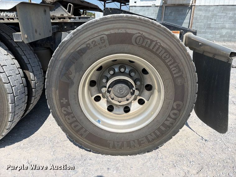 image for item YA5162 2020 Freightliner SD122 semi truck