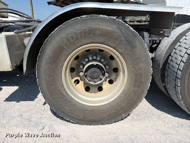 image for item YA5162 2020 Freightliner SD122 semi truck