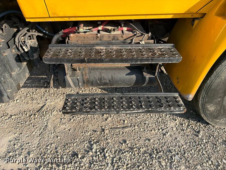 image for item YA5200 2018 International 4300 box truck