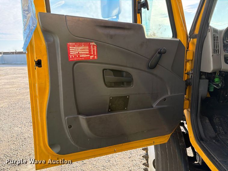 image for item YA5200 2018 International 4300 box truck