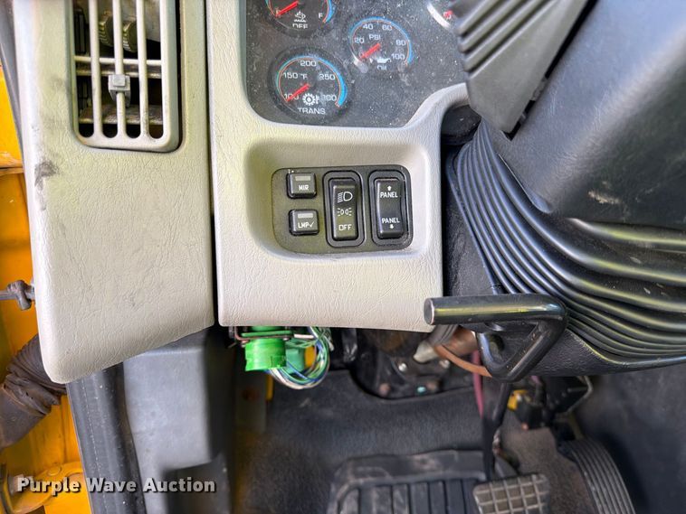 image for item YA5200 2018 International 4300 box truck