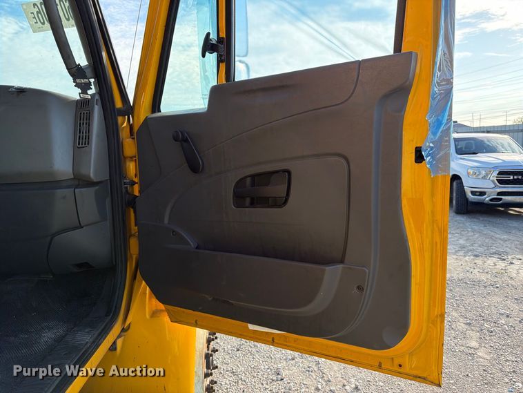 image for item YA5200 2018 International 4300 box truck