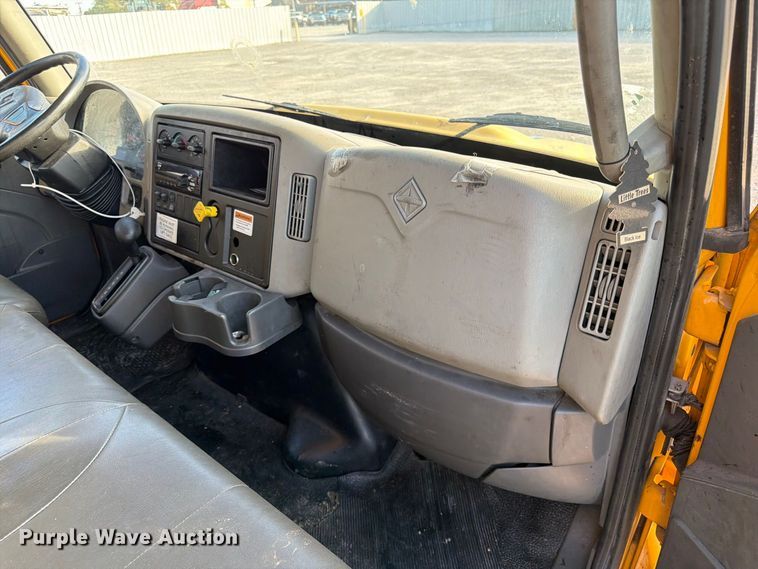 image for item YA5200 2018 International 4300 box truck
