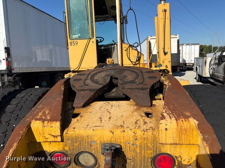 image for item YA5212 2016 Kalmar Yard Tugger yard truck