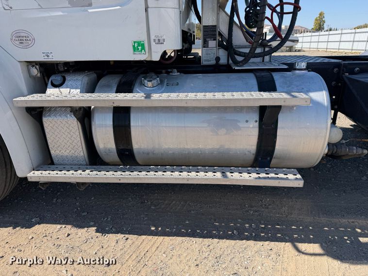 image for item YA5219 2019 Freightliner Business Class M2 semi truck