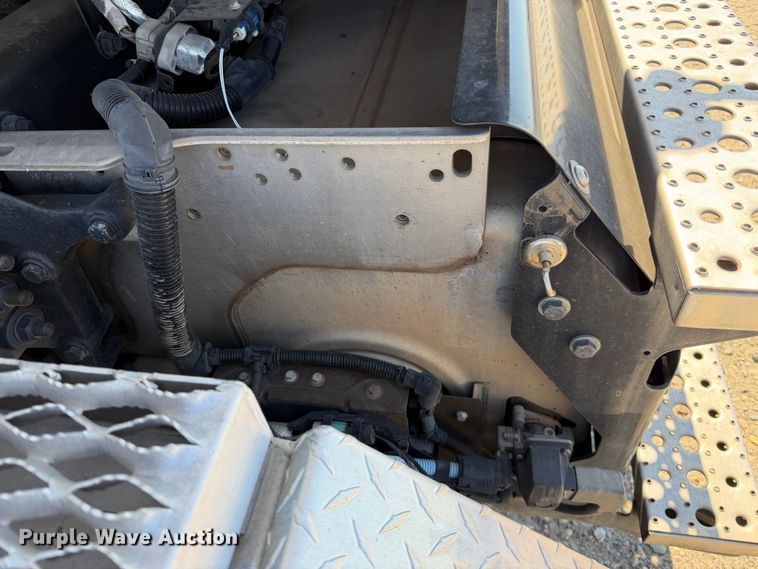 image for item YA5219 2019 Freightliner Business Class M2 semi truck