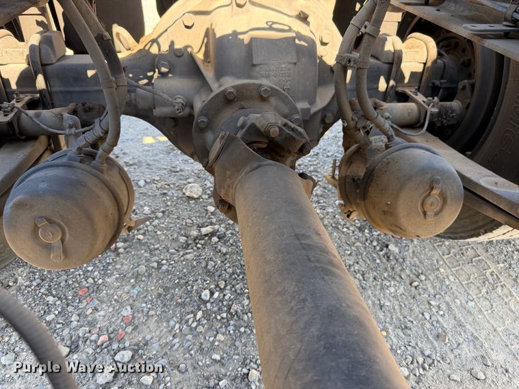 image for item YA5219 2019 Freightliner Business Class M2 semi truck