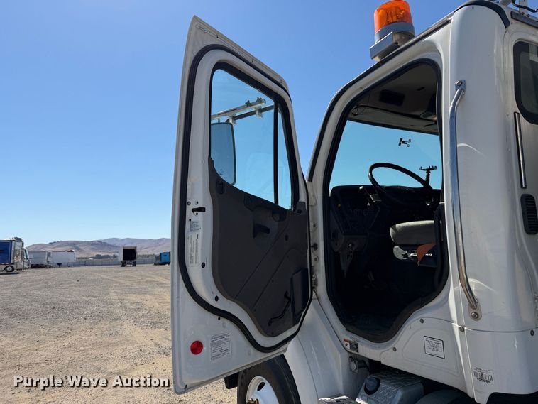 image for item YA5219 2019 Freightliner Business Class M2 semi truck