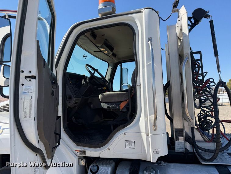 image for item YA5219 2019 Freightliner Business Class M2 semi truck