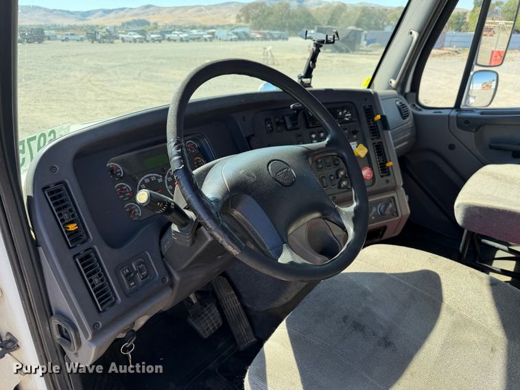 image for item YA5219 2019 Freightliner Business Class M2 semi truck