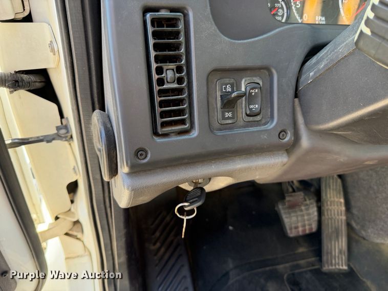 image for item YA5219 2019 Freightliner Business Class M2 semi truck