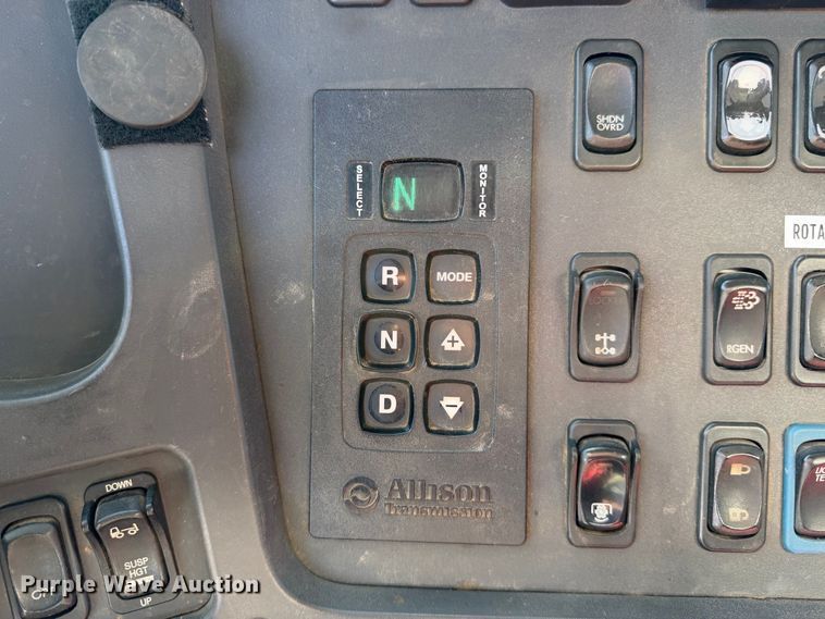 image for item YA5219 2019 Freightliner Business Class M2 semi truck