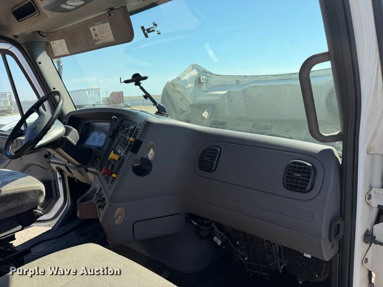 image for item YA5219 2019 Freightliner Business Class M2 semi truck