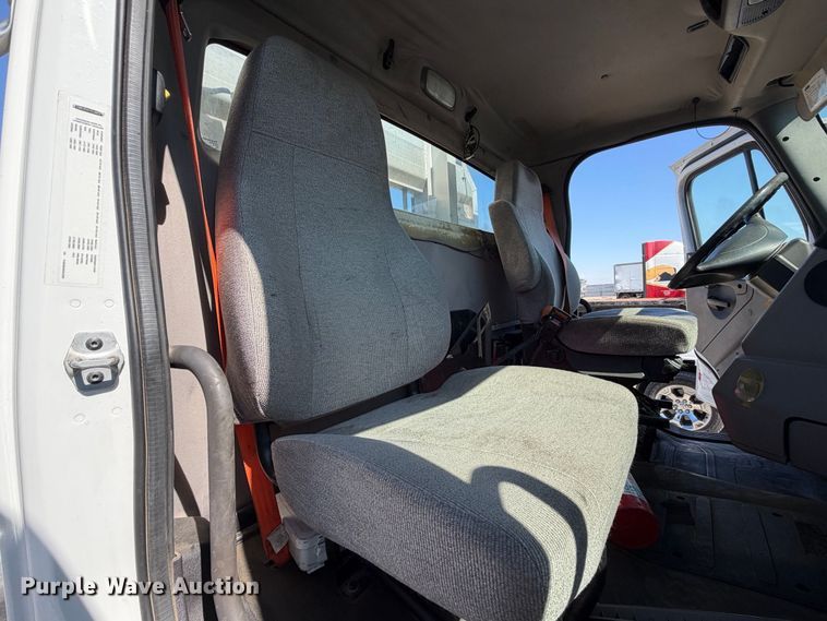 image for item YA5219 2019 Freightliner Business Class M2 semi truck
