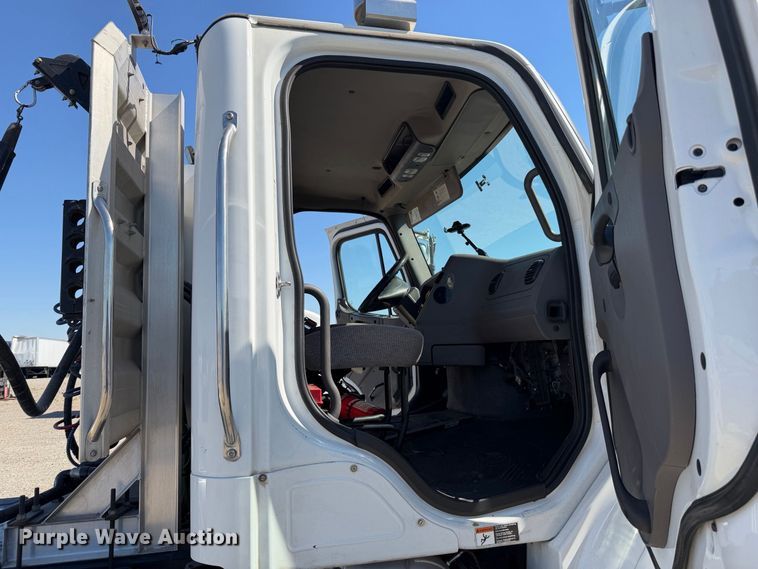 image for item YA5219 2019 Freightliner Business Class M2 semi truck