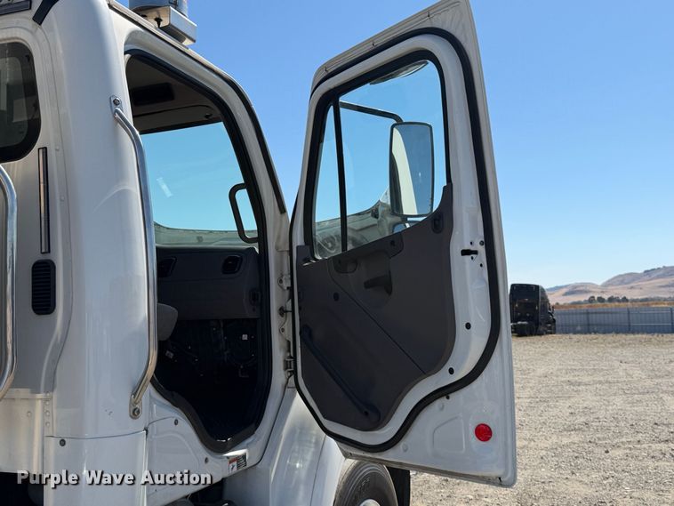 image for item YA5219 2019 Freightliner Business Class M2 semi truck