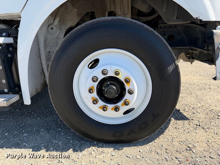 image for item YA5219 2019 Freightliner Business Class M2 semi truck