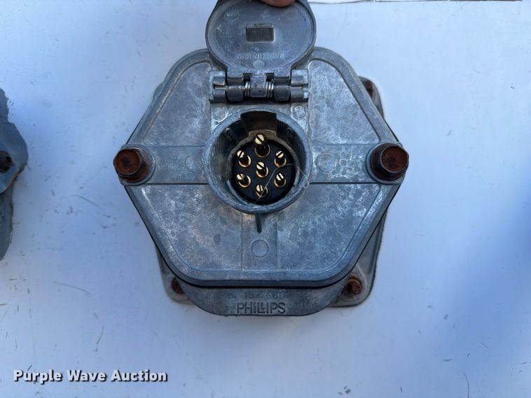 image for item YA5326 2004 Hyundai V12530152-AJS dry van trailer