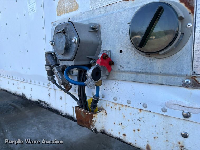 image for item YA5335 2005 Strick dry van trailer