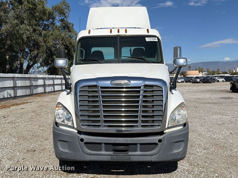 image for item YA5421 2016 Freightliner Cascadia semi truck