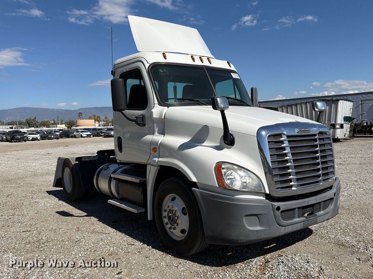 image for item YA5421 2016 Freightliner Cascadia semi truck