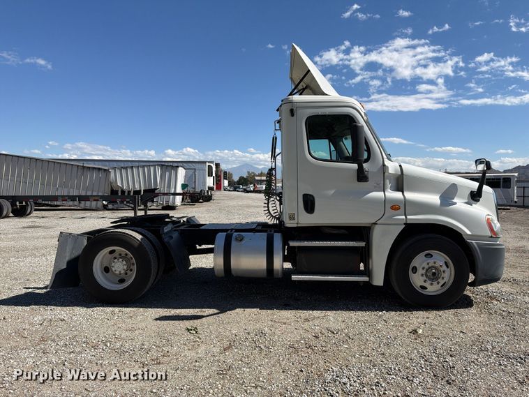 image for item YA5421 2016 Freightliner Cascadia semi truck