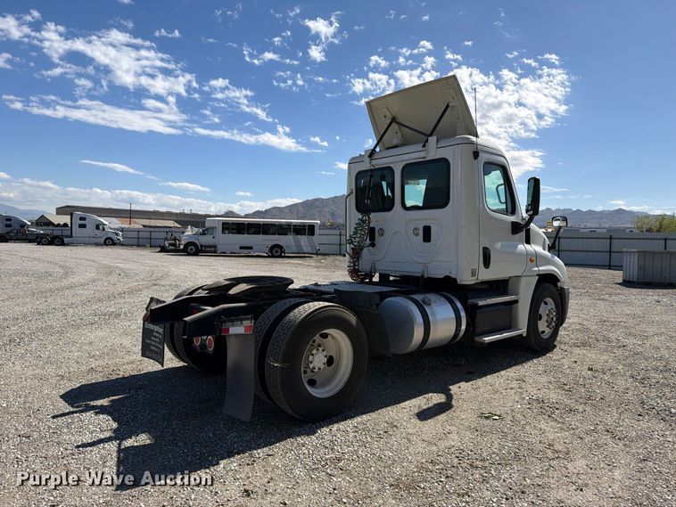 image for item YA5421 2016 Freightliner Cascadia semi truck