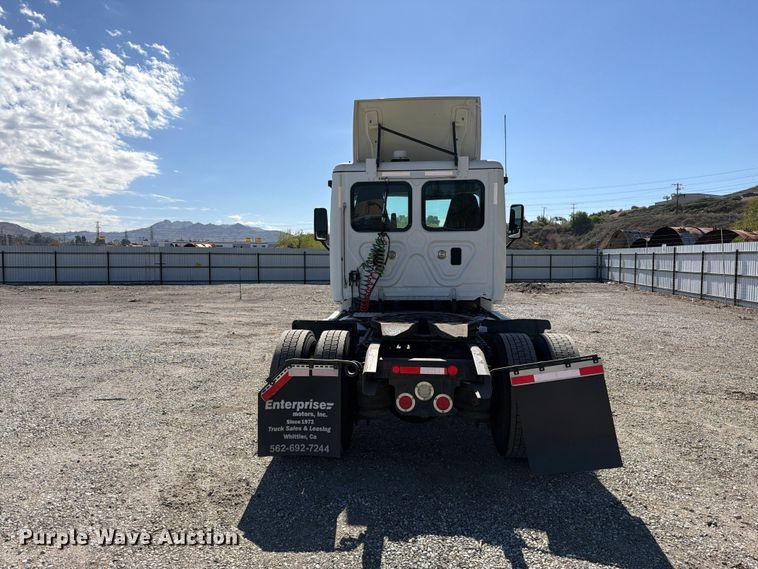 image for item YA5421 2016 Freightliner Cascadia semi truck