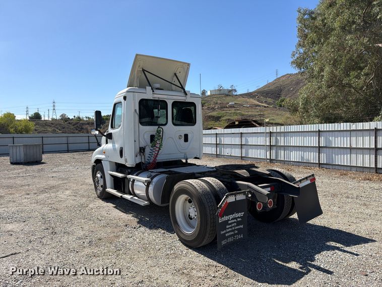 image for item YA5421 2016 Freightliner Cascadia semi truck