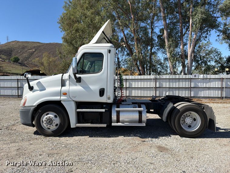 image for item YA5421 2016 Freightliner Cascadia semi truck
