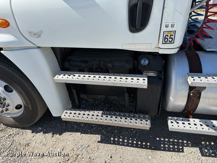 image for item YA5421 2016 Freightliner Cascadia semi truck