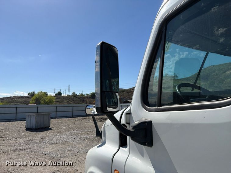image for item YA5421 2016 Freightliner Cascadia semi truck