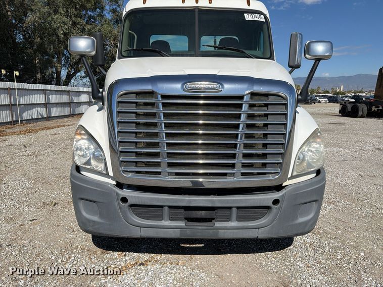 image for item YA5421 2016 Freightliner Cascadia semi truck