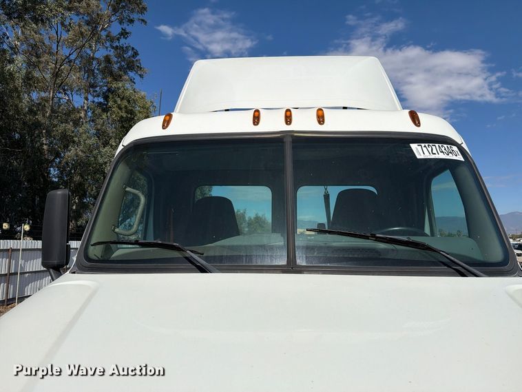 image for item YA5421 2016 Freightliner Cascadia semi truck