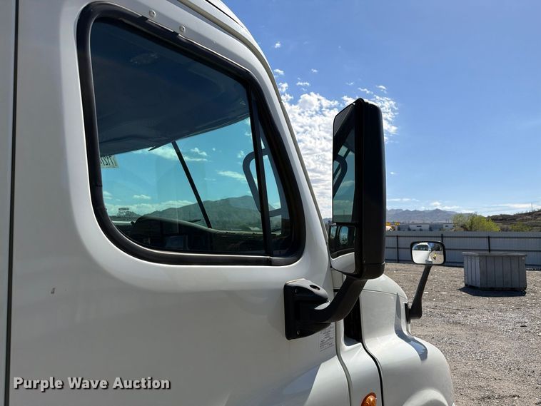 image for item YA5421 2016 Freightliner Cascadia semi truck