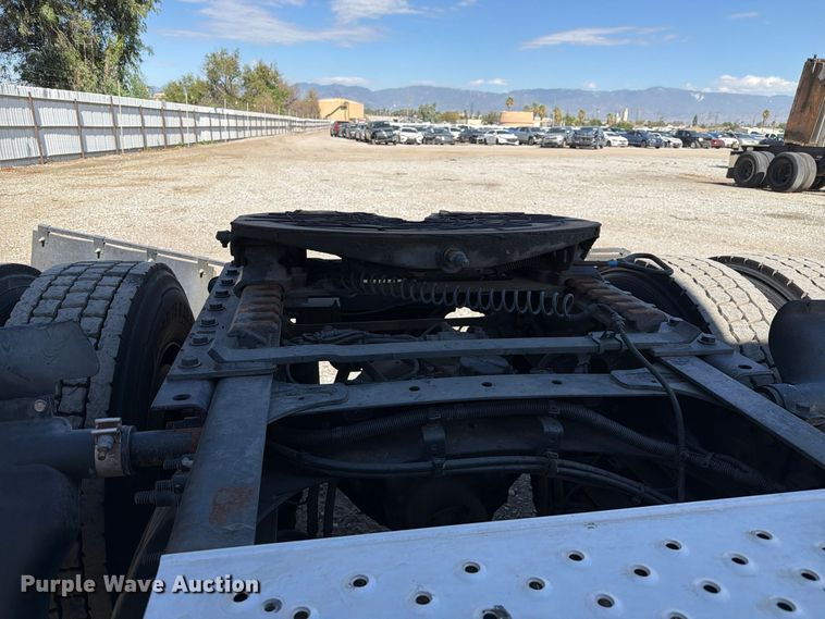 image for item YA5421 2016 Freightliner Cascadia semi truck